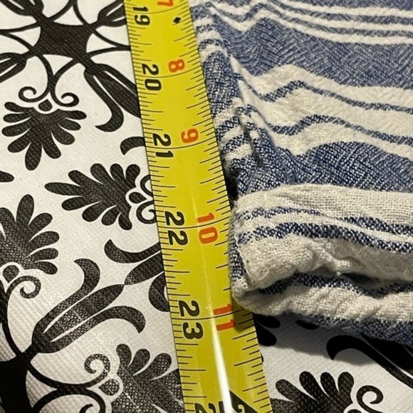 Old Navy - linen blend blue / white stripe Capri pants - Picture 3 of 6